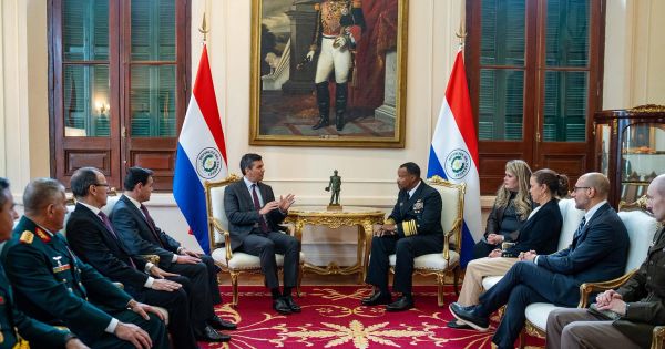 Peña pořádá klíčové setkání s admirálem Holseyem - Mercopress