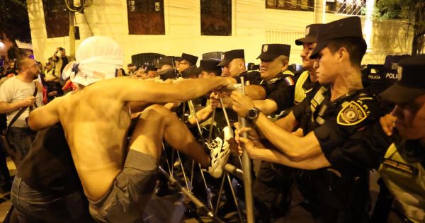 Protest v Asunción nechává nejméně 31 zadržených - Mercopress